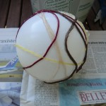 So werden die Fäden um den Ballon gewickelt