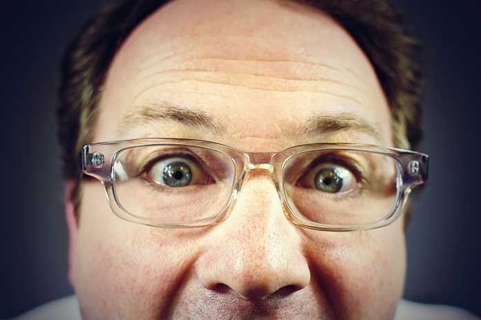 peeping-tom-316125_1280