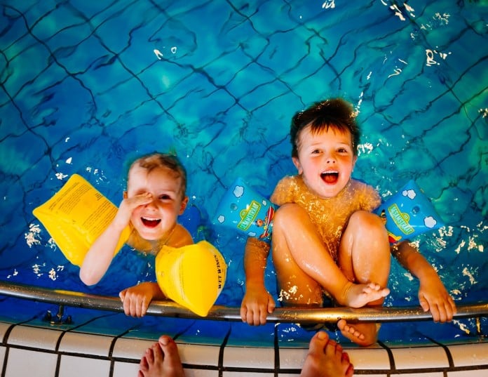 swimming-933217_1280
