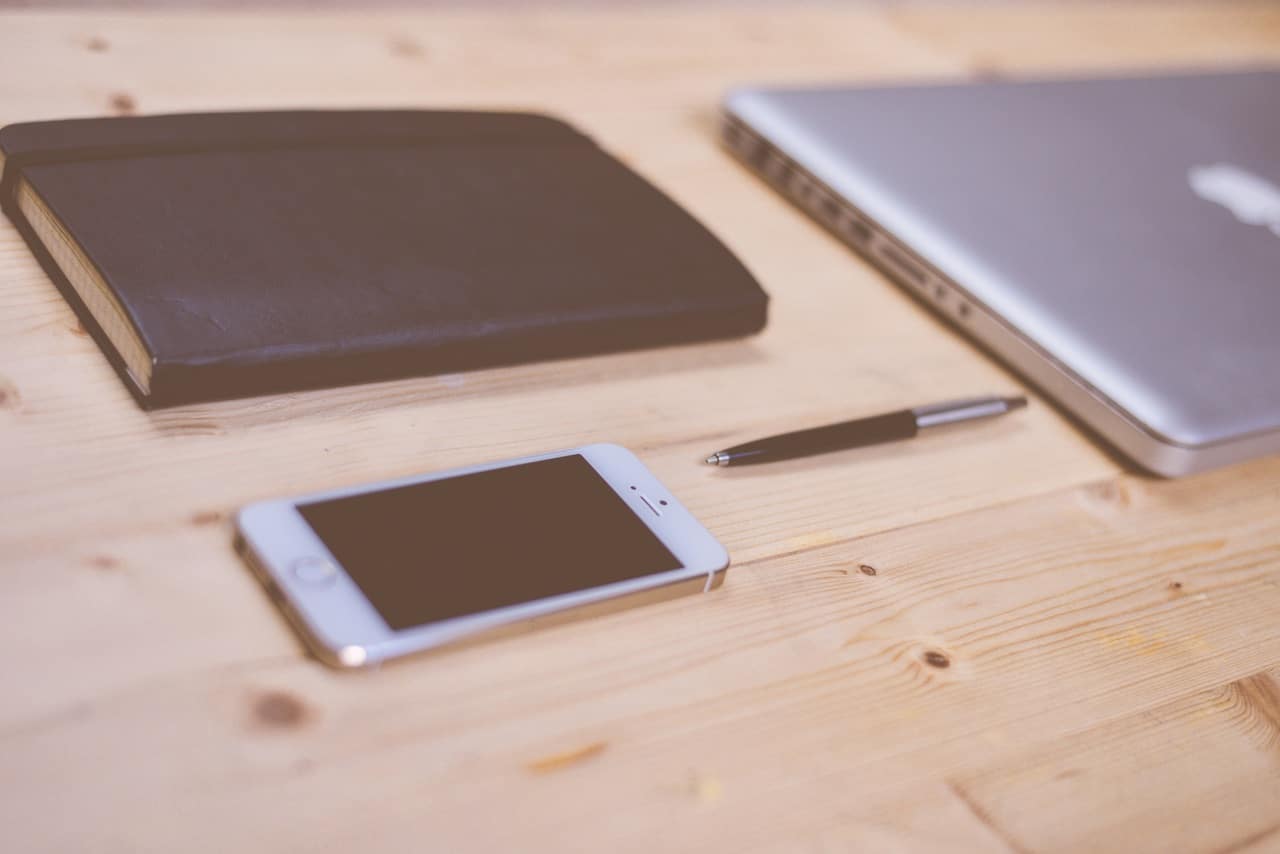 apple-iphone-smartphone-desk apple-iphone-smartphone-desk