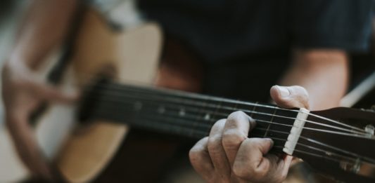 musik-lagerfeuer-gitarre