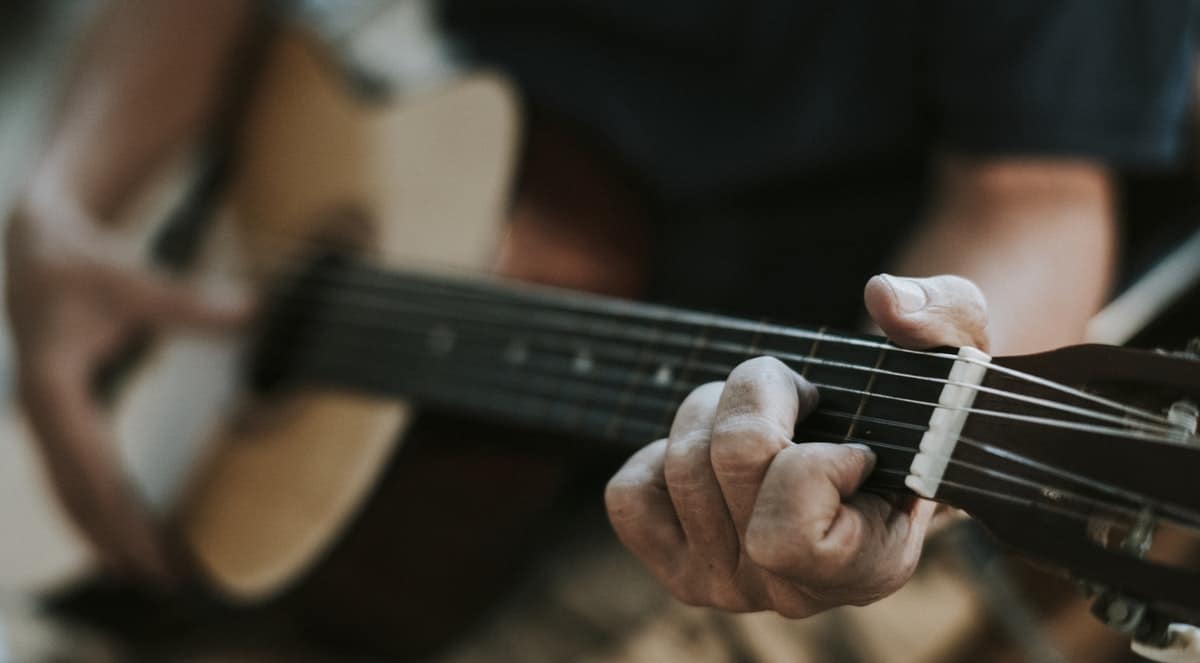 musik-lagerfeuer-gitarre