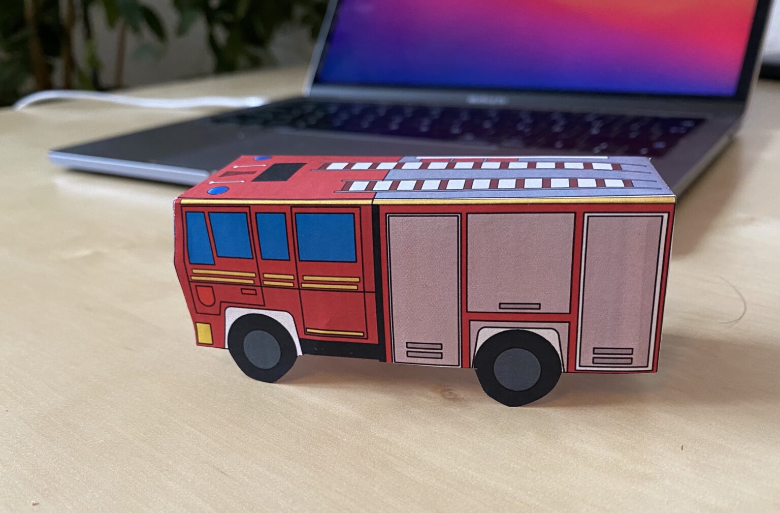 Bastelbogen: Ein Feuerwehrauto aus Papier › Jugendleiter-Blog