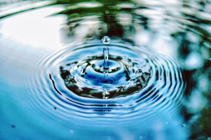 Ein Wassertropfen fällt in einen See