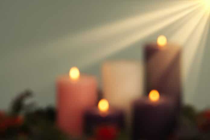 Adventskranz mit vier brennenden Kerzen