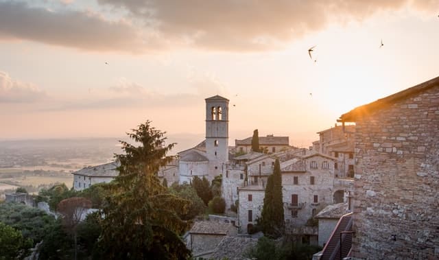 Sonnenuntergang hinter dem Kloster in Assisi
