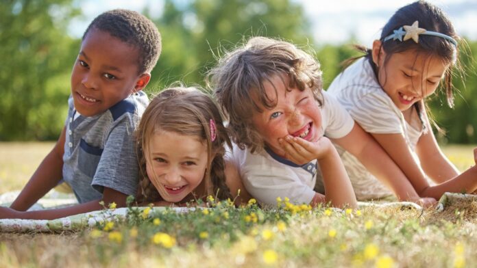 Vier spielende Kinder