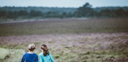 2 Kinder auf einem Feldweg