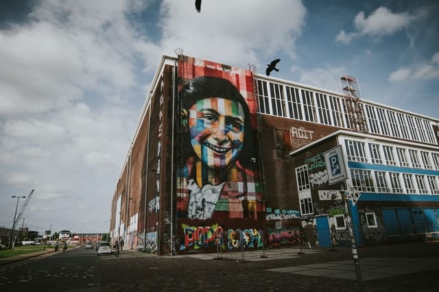 Wandbild mit Porträt von Anne Frank