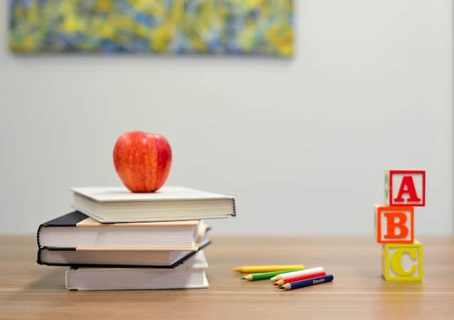 Bücherstapel und ein Apfel darauf