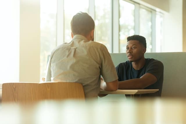 Konversationsfähigkeiten: Wie man ein Gespräch mit Jugendlichen beginnt und aufrechterhält