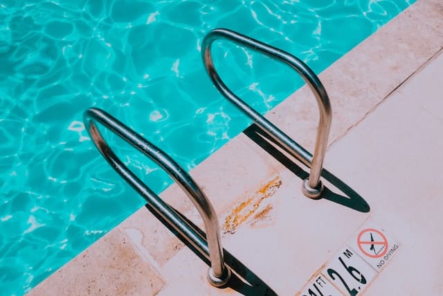 Mit der Jugendgruppe ins Schwimmbad: 5 Tipps für einen sicheren Schwimmbad-Besuch