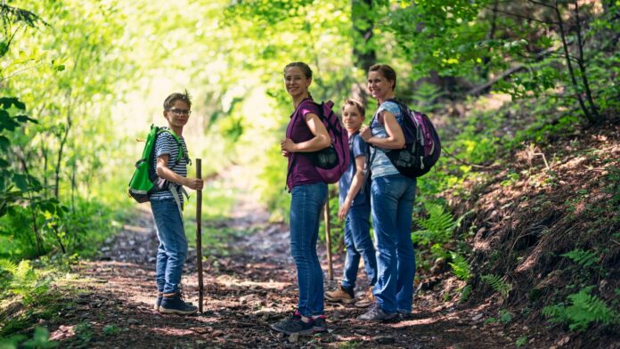 10 Wandertag-Spiele: Spielerische Aufgaben für den Wanderweg