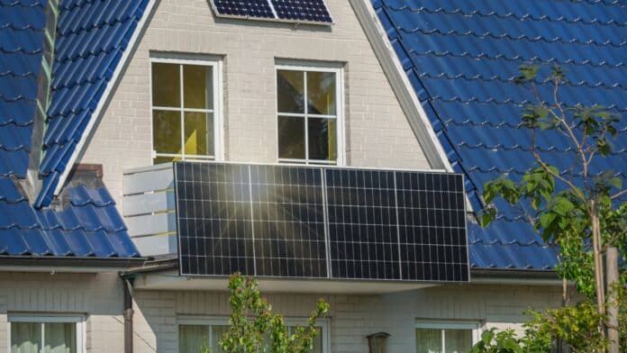 Wie Balkonkraftwerke Kinder und Jugendliche für erneuerbare Energien begeistern