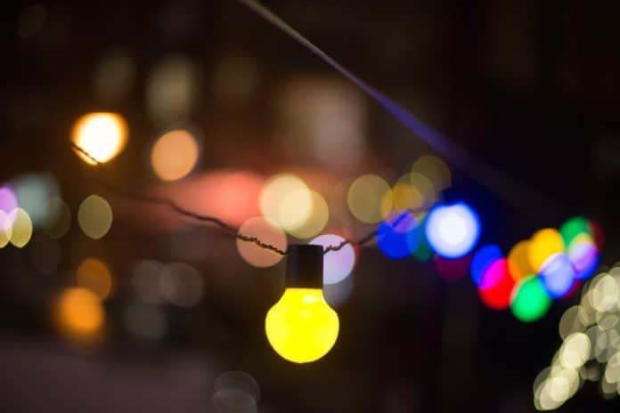 light-bulbs-yellow-lights-332306